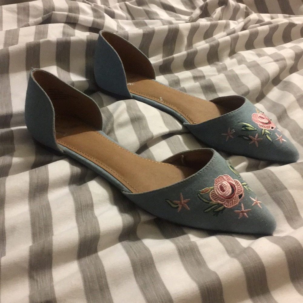 Never worn Report embroidered denim flats